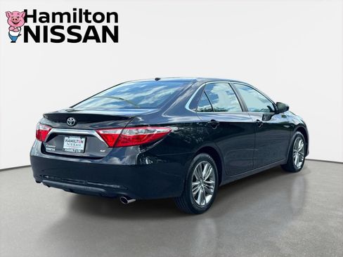 Used 2016 Toyota Camry SE w/ Moonroof Package FWD image 2