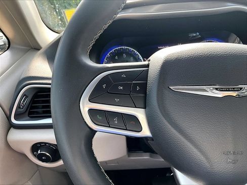 Used 2023 Chrysler Pacifica Touring-L FWD image 12