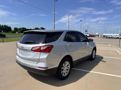 Used 2018 Chevrolet Equinox LS FWD image 4