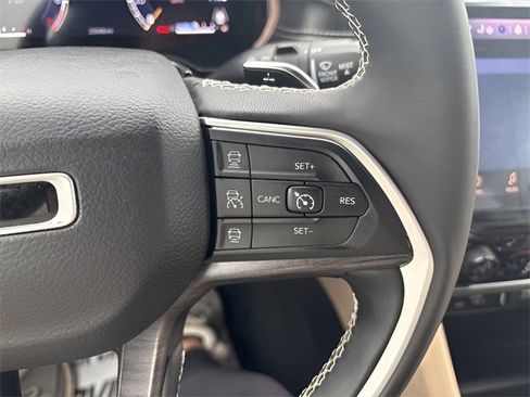 Used 2025 Jeep Grand Cherokee L Limited image 11