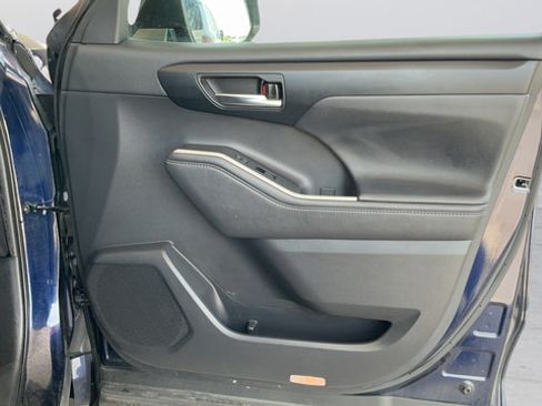 Used 2021 Toyota Highlander XLE AWD/4WD image 22