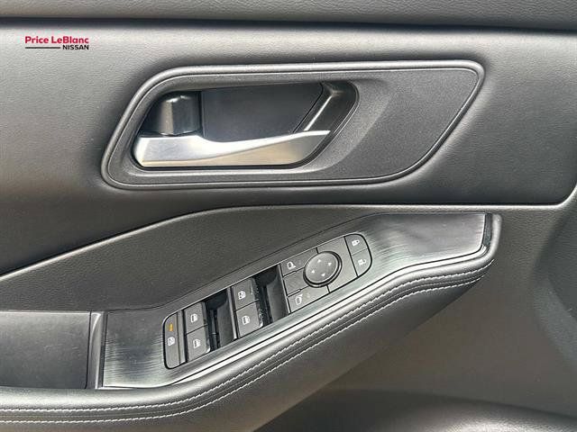 Certified 2025 Nissan Rogue SV FWD image 18