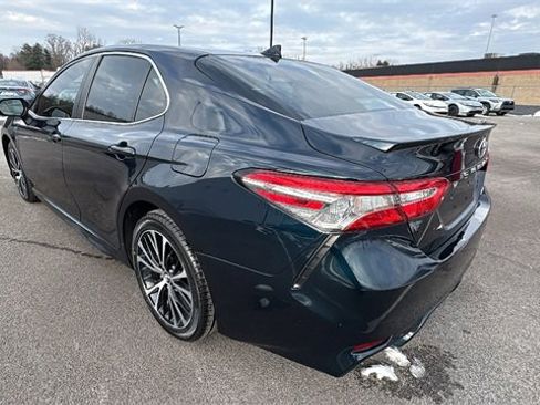 Used 2019 Toyota Camry SE image 3
