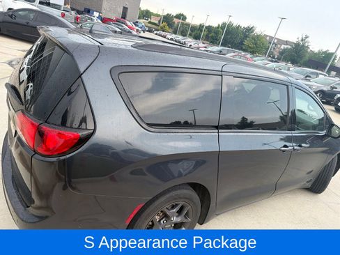 Used 2020 Chrysler Pacifica Touring-L w/ Advanced Safetytec Group FWD image 3