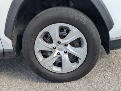 Used 2021 Toyota RAV4 LE image 11