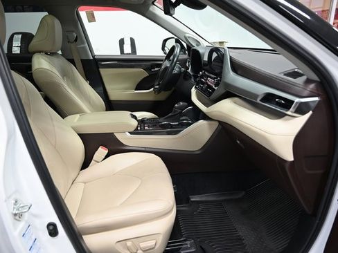 Used 2022 Toyota Highlander Platinum image 11