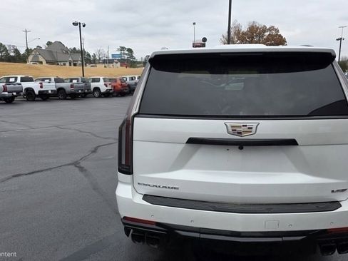 Used 2025 Cadillac Escalade V image 4