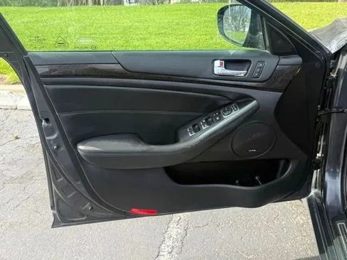 Used 2014 Kia Cadenza Premium w/ Technology Package FWD image 8