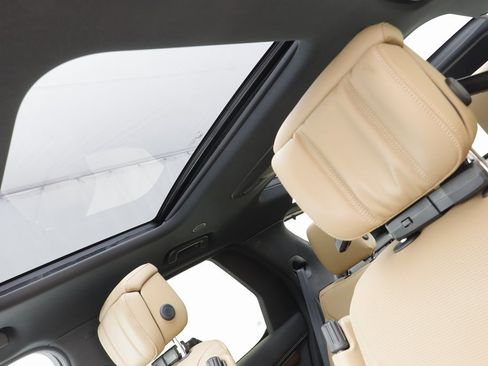 Used 2024 Land Rover Discovery Dynamic SE image 15