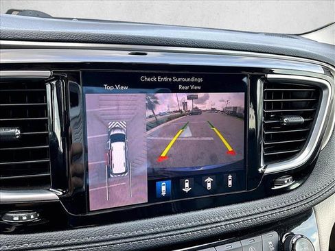 Used 2018 Chrysler Pacifica Limited w/ Advanced Safetytec Group FWD image 21