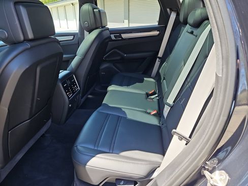 Certified 2023 Porsche Cayenne S Platinum AWD/4WD image 37