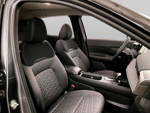 Used 2025 Nissan Kicks SV image 7