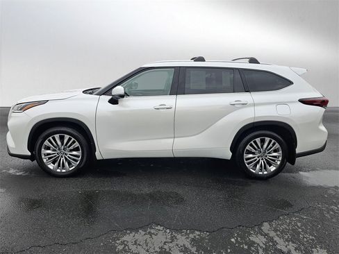 Used 2025 Toyota Highlander Platinum image 2