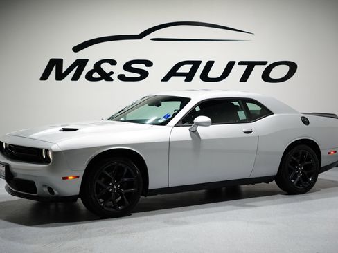 Used 2019 Dodge Challenger SXT w/ Blacktop Package image 4