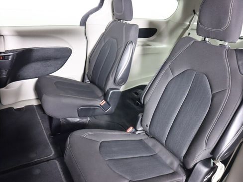 Used 2022 Chrysler Voyager LX image 34