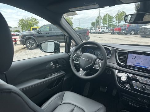 New 2025 Chrysler Pacifica Select w/ Uconnect Theater Family Group image 53