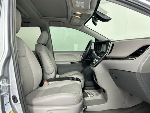 Used 2018 Toyota Sienna XLE Premium image 11