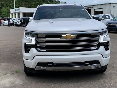 Used 2025 Chevrolet Silverado 1500 High Country AWD/4WD image 3