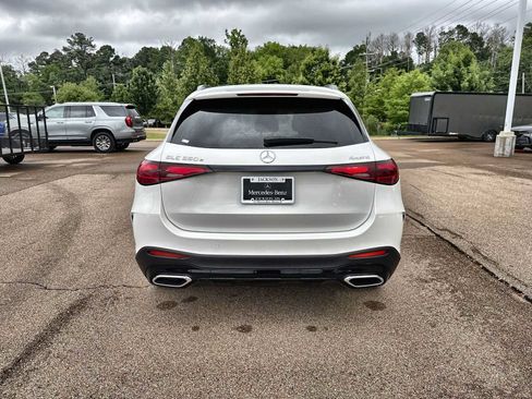 Used 2025 Mercedes-Benz GLC 350e 4MATIC image 7