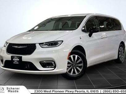 Used 2024 Chrysler Pacifica Select
