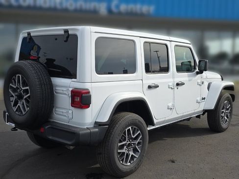 Used 2025 Jeep Wrangler Unlimited Sahara AWD/4WD image 7