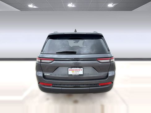 Used 2024 Jeep Grand Cherokee Altitude RWD image 9