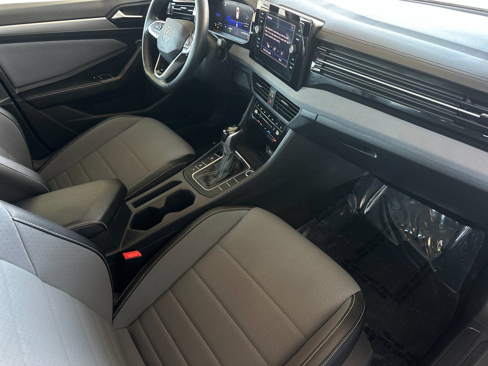 Used 2025 Volkswagen Jetta SE FWD image 14