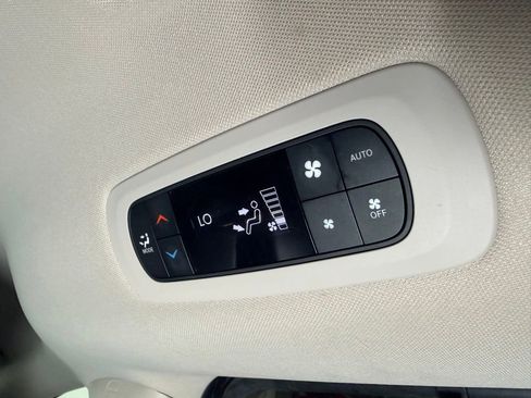 Used 2023 Chrysler Pacifica Touring-L FWD image 13
