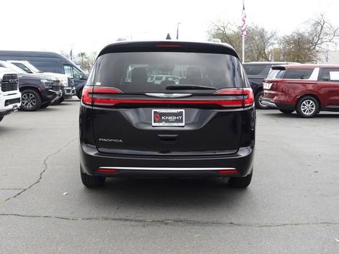 Used 2022 Chrysler Pacifica Touring-L image 9