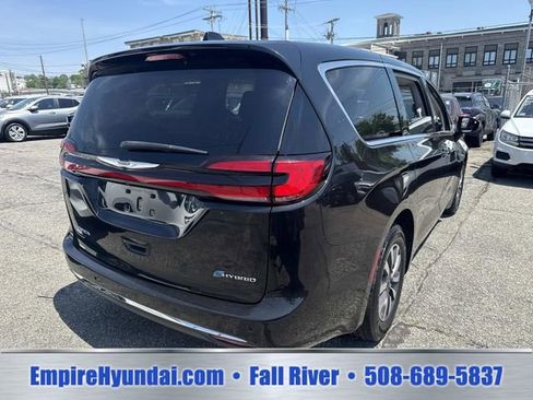 Used 2023 Chrysler Pacifica Touring-L FWD image 9