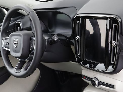 Used 2026 Volvo XC40 B5 Ultra w/ Climate Package image 22