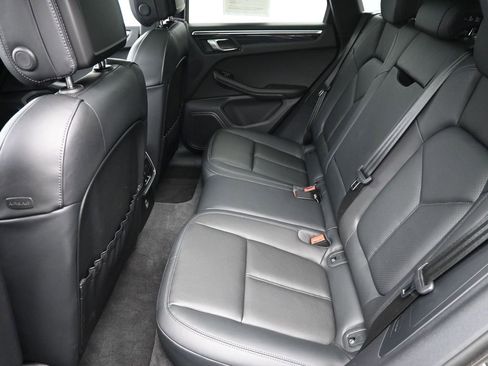 Certified 2023 Porsche Macan AWD/4WD image 7