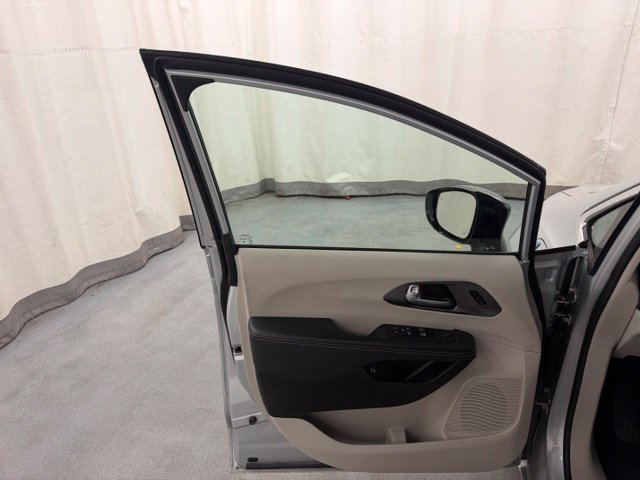 Used 2024 Chrysler Pacifica Limited FWD image 11