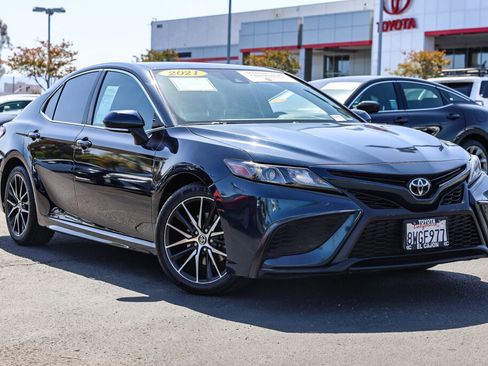 Certified 2021 Toyota Camry SE FWD image 1