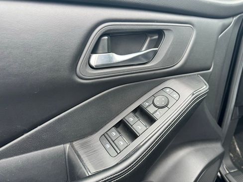 Used 2024 Nissan Rogue SV image 3