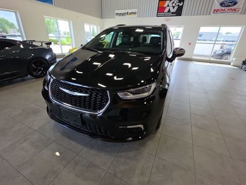 Used 2023 Chrysler Pacifica Limited FWD image 2