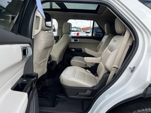 Used 2022 Ford Explorer Platinum w/ Equipment Group 601A AWD/4WD image 16