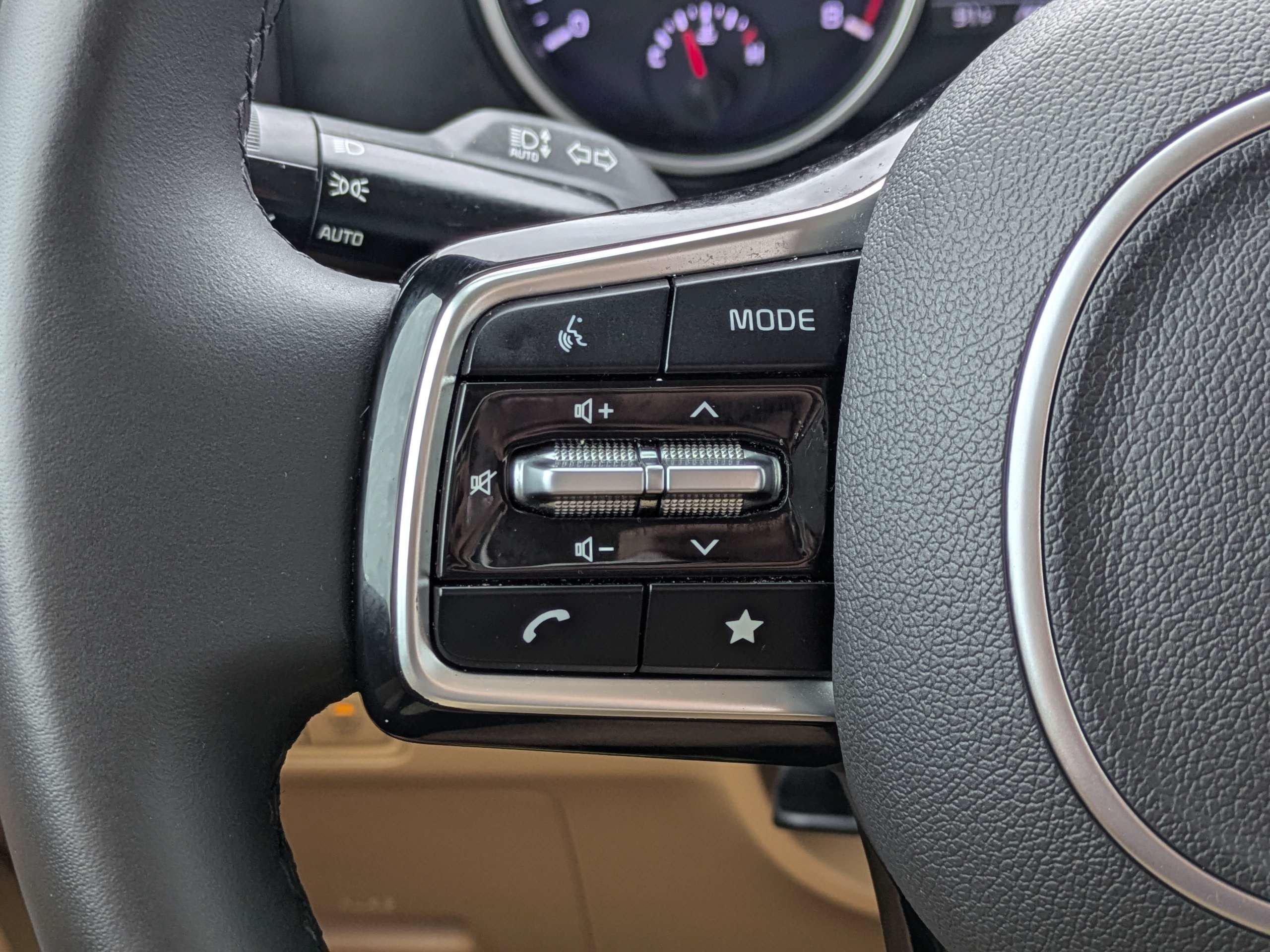 Certified 2022 Kia Carnival LX FWD image 23