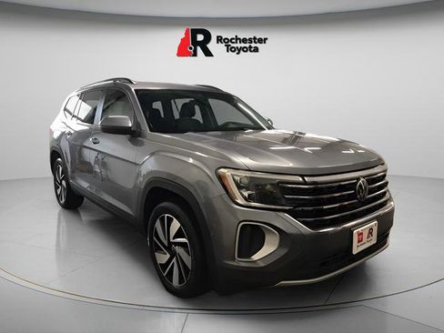 Used 2025 Volkswagen Atlas SE image 2