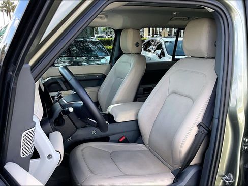 Used 2023 Land Rover Defender 130 SE image 8