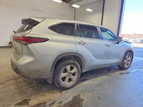 Used 2024 Toyota Highlander LE image 3