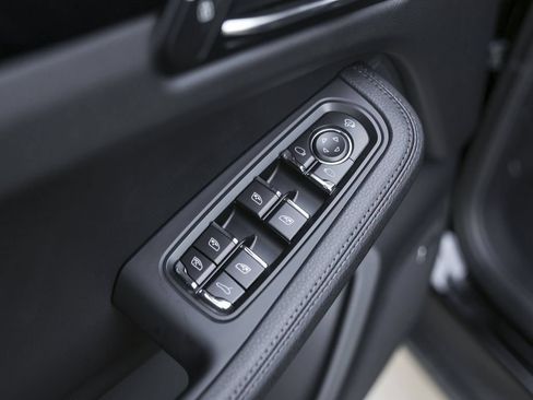 Certified 2026 Porsche Macan AWD/4WD image 32