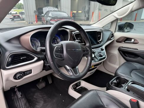Used 2017 Chrysler Pacifica Touring-L w/ Tire & Wheel Group FWD image 7