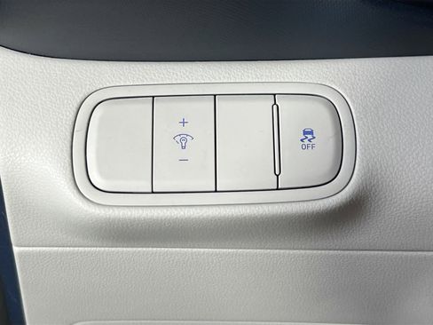 Used 2023 Hyundai Venue Limited FWD image 10
