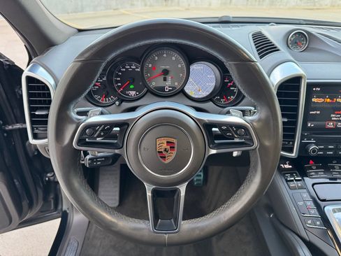 Used 2018 Porsche Cayenne S image 16