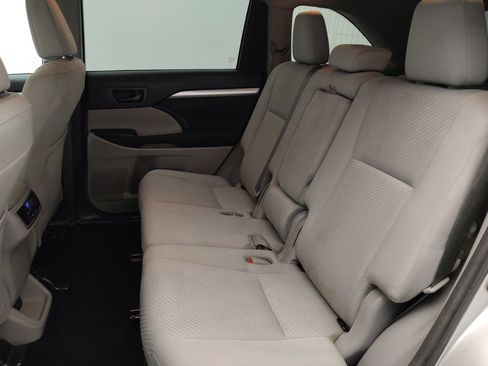 Used 2018 Toyota Highlander LE AWD/4WD image 18