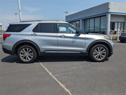 Used 2023 Ford Explorer Limited image 3