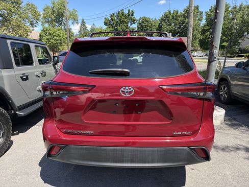 Used 2023 Toyota Highlander XLE AWD/4WD image 6