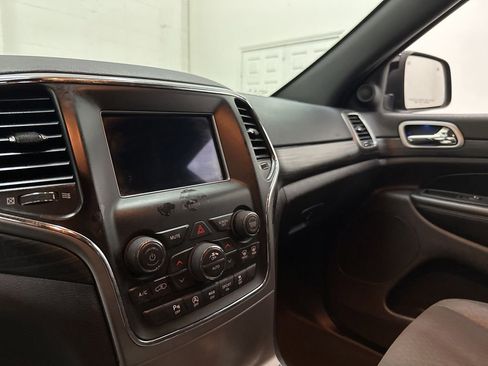 Used 2020 Jeep Grand Cherokee Laredo AWD/4WD image 32