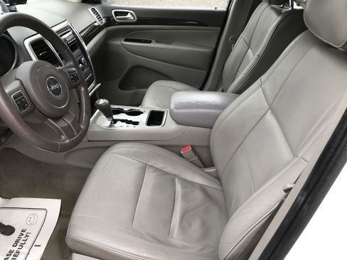 Used 2012 Jeep Grand Cherokee Laredo w/ Laredo E Group image 9